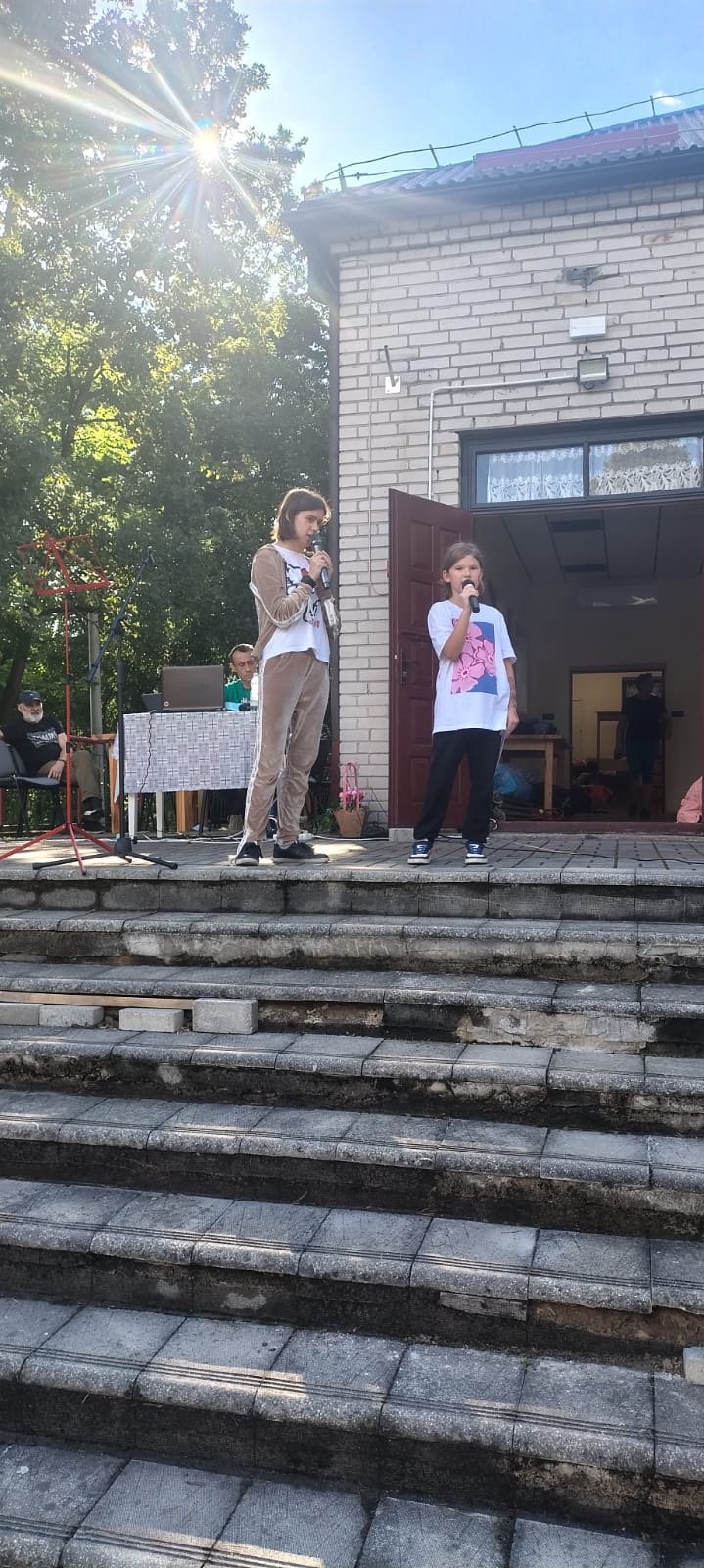 Dzieci śpiewające na scenie podczas festynu