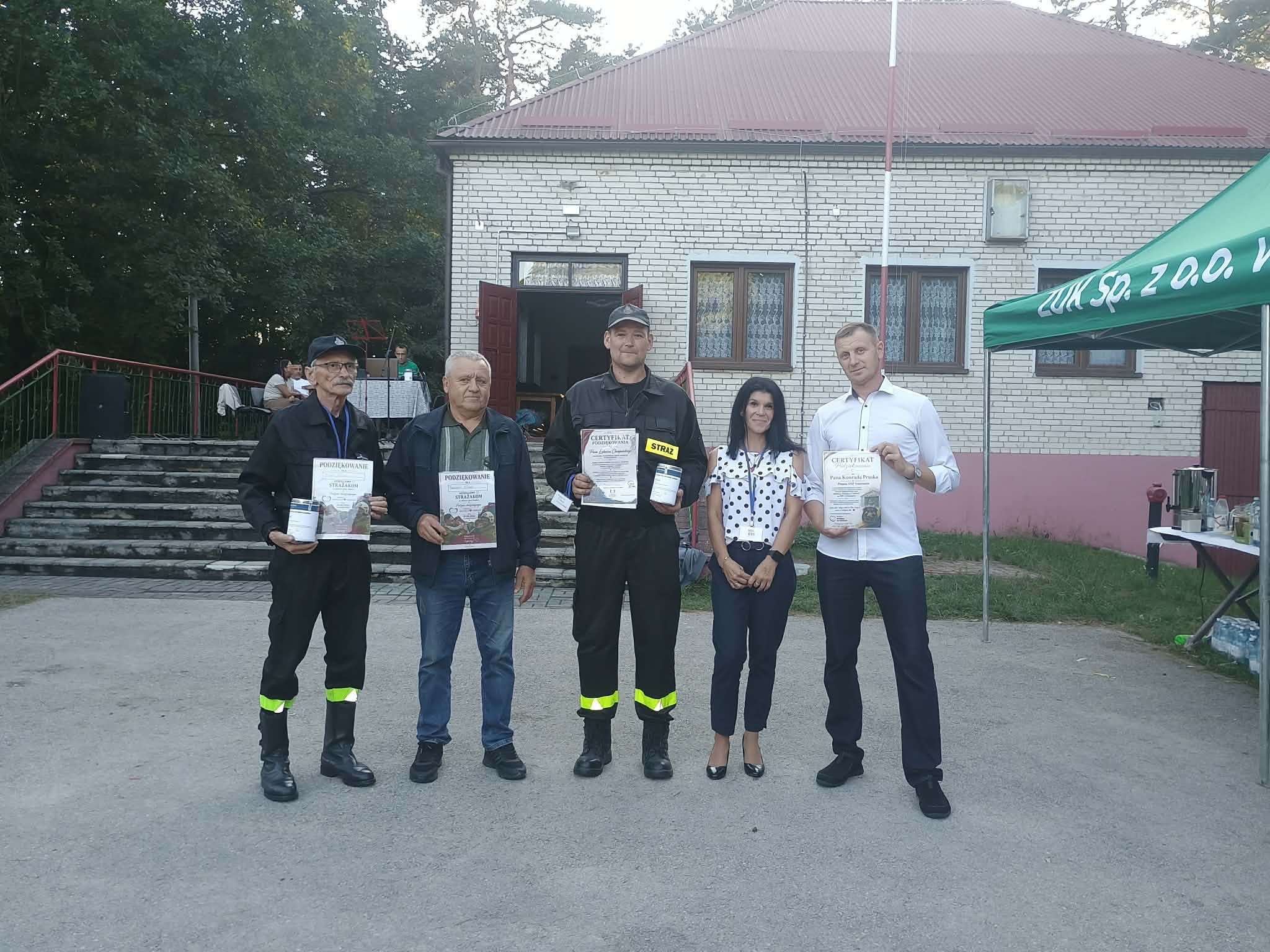 Wręczenie podziękowań strażakom i sponsorom festynu